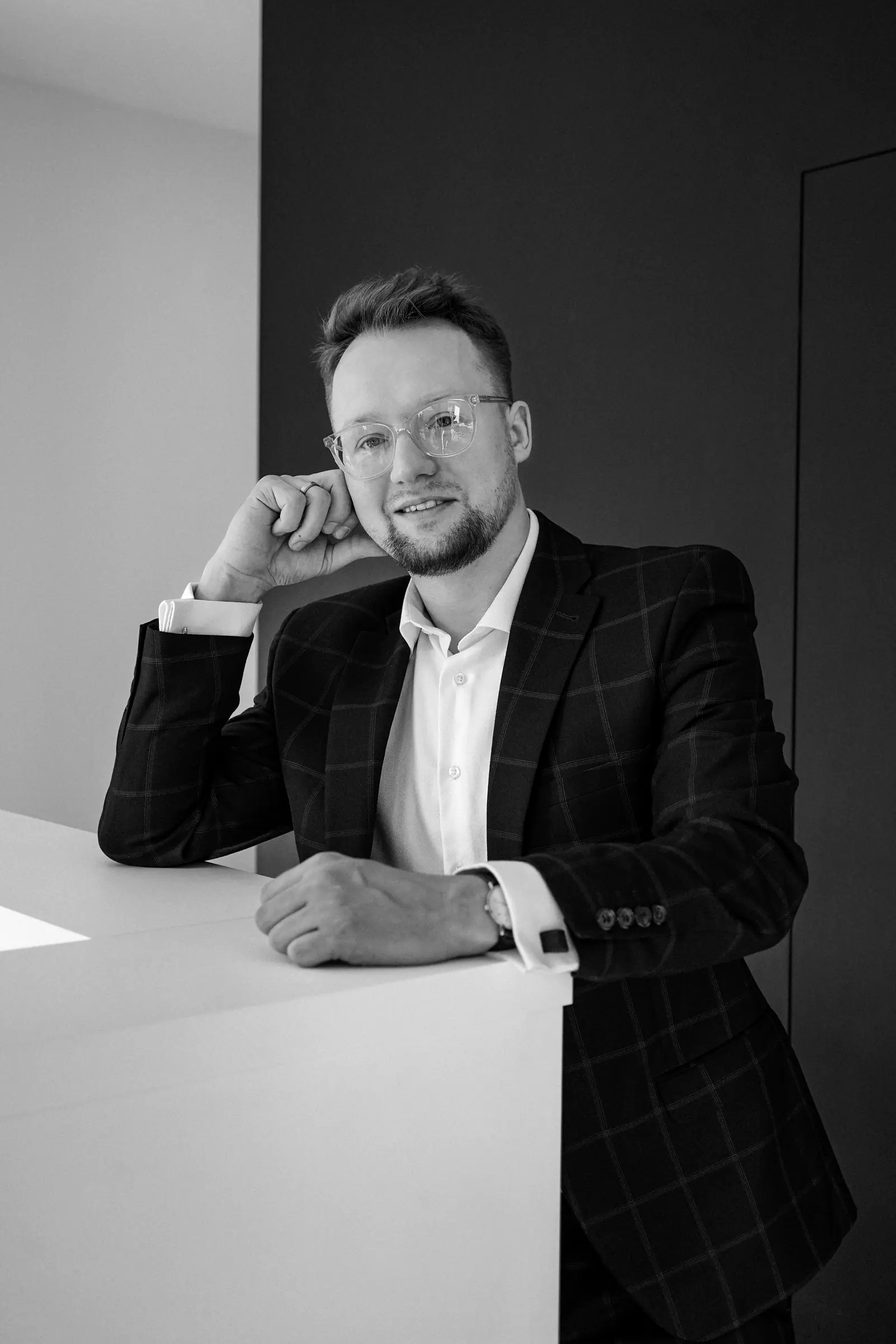 Łukasz Stefanik przy biurku — planowanie ubezpieczeń, inwestycji i sukcesji